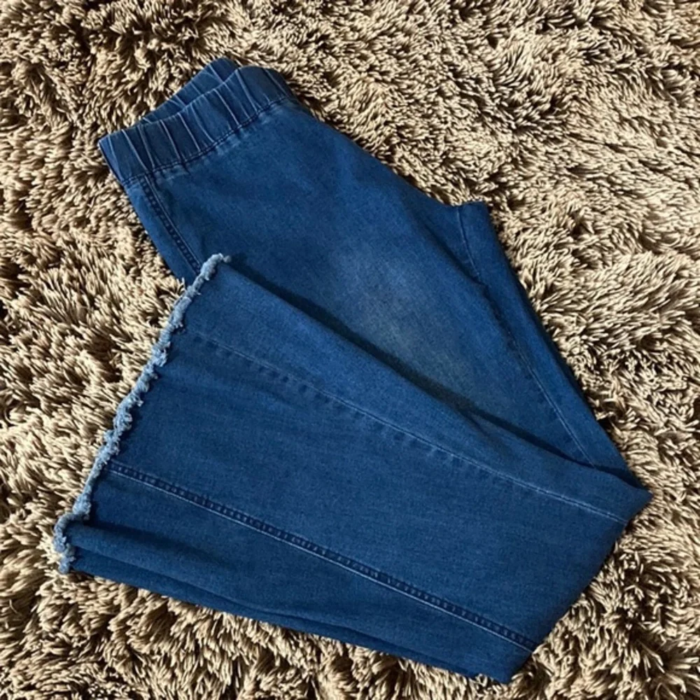 The Logan high waist Flares in dark denim. Elastic waist. Sz L. Boutique